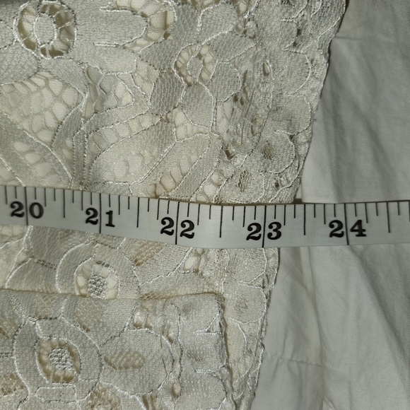 Metrowear high waisted lace skirt in  a cream color, lined in a size XL - Picture 13 of 13